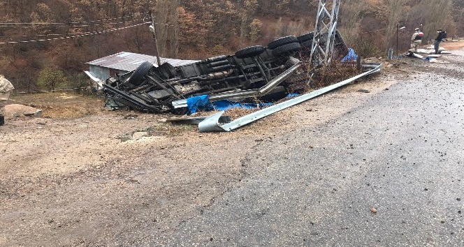 Katı yakıt taşıyan kamyon köy meydanına yuvarlandı