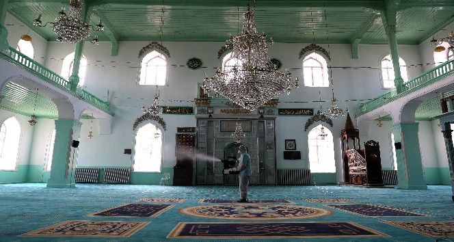 Burdur’ da camiler dezenfekte edildi