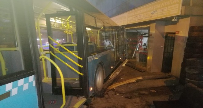 Ümraniye’de freni boşalan özel halk otobüsü iş yerine girdi