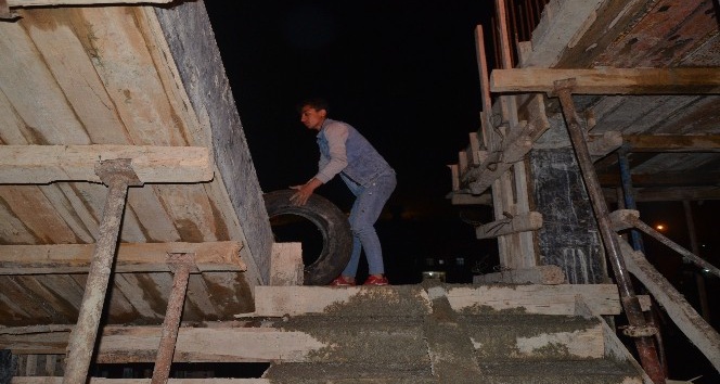 Yeni yapılan evlerinde betonun donmaması için lastik yaktılar