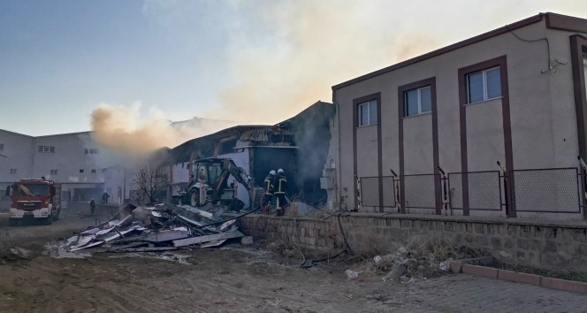 Kayseri&#039;de ahşap fabrikasında yangın