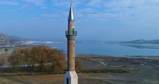 Porsuk Barajı&#039;nda su seviyesi düştü, eski minare tamamen gün yüzüne çıktı