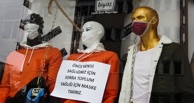 Cansız mankene maskeli Covid-19 önlemi