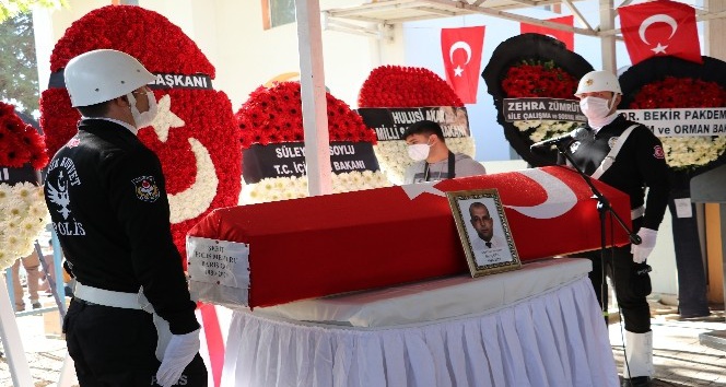 Şehit polis Barış Göl’ün cenazesi tören alanına getirildi