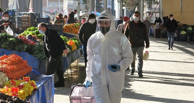 Böyle tedbir görülmedi, tulumla pazara girdi