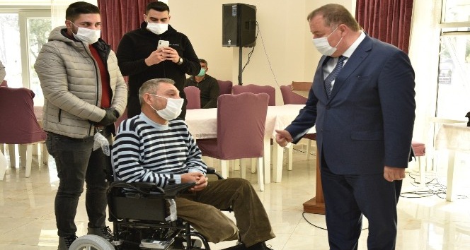 Engellilere tekerlekli sandalye ile kıyafet dağıtıldı
