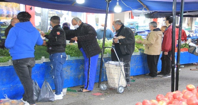 Samsun’da vatandaşlar kısıtlama öncesi pazara akın etti