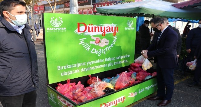 Pazarda ihtiyaç sahiplerine ücretsiz sebze meyve desteği