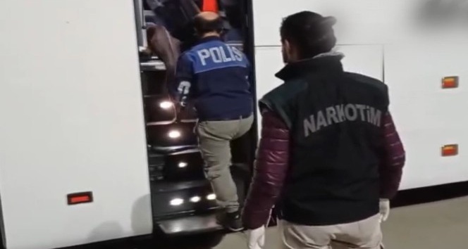 Yolcu otobüsünde uyuşturucu sevkiyatına polis müdahalesi: 3 gözaltı