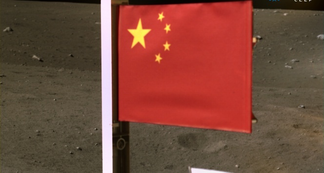 Chang&#039;e 5 uzay aracı, Ay&#039;a Çin bayrağı dikti