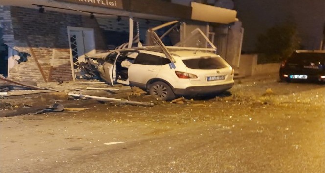 İzmir’de kısıtlama sessizliği kaza gürültüsü ile son buldu...Cip iş yerine girdi