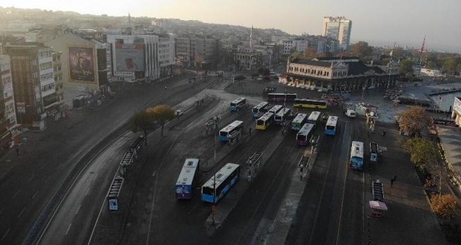 Sokak kısıtlaması sonrası sessizliğe bürünen Kadıköy, Üsküdar ve Eminönü Meydanı havadan görüntülendi
