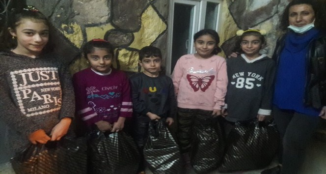 Artuklu 1071 Derneği kalem tutan eller üşümesin diyerek minik gönülleri ısıtıyor