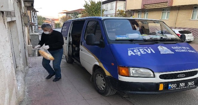 Sıcak yemekler evlere ulaştırıldı