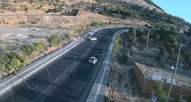 Mardin’da aşırı hız ve dikkatsizlik sonucu yaşanan kaza kamerada