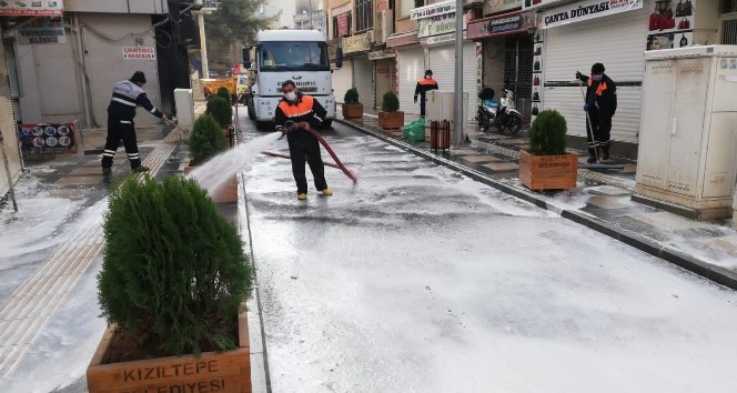 Kızıltepe’de caddeler köpüklü suyla yıkanıyor