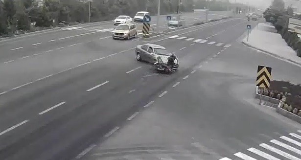 Otomobile çarpan motosiklet sürücüsü yerinden kalkamadı