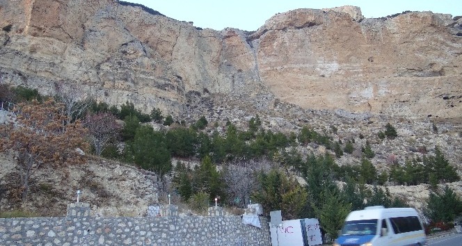 Akdeniz açıklarındaki 5.2’lik deprem Karaman’da kayaları yerinden oynattı