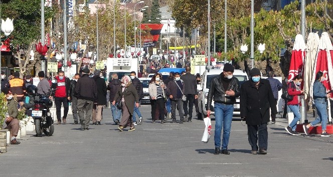 Kısıtlama sonrasında Uşak’ta sosyal mesafe yok sayıldı