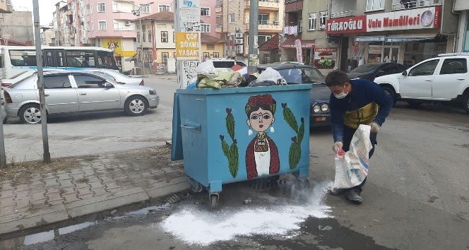 Çöp konteynerleri virüs tehlikesine karşı ilaçlanıyor