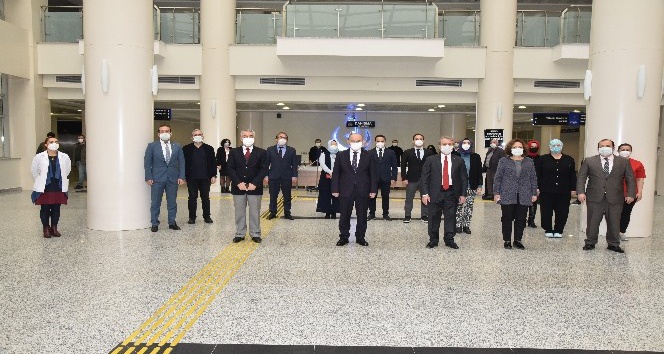 Vali Karadeniz, pandemi hastanesinde bilgi aldı