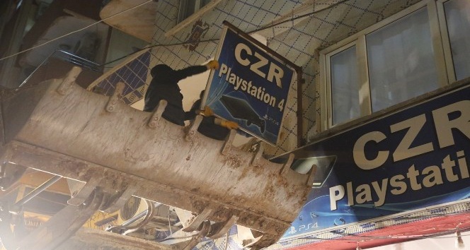 Cizre’de izinsiz asılan tabelalar sökülüyor