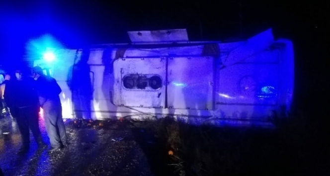 İşçileri taşıyan midibüs devrildi: 27 yaralı