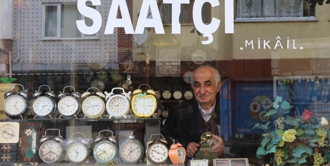 65 yıldır tamir ettiği saatlere aşkla dokunuyor