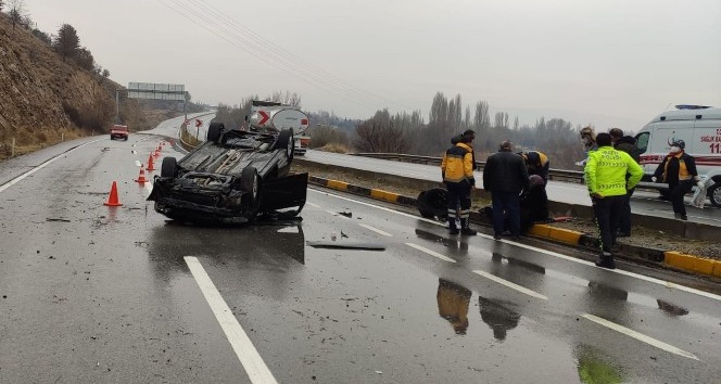 Kayganlaşan yolda otomobil takla attı, bir aile ölümden döndü