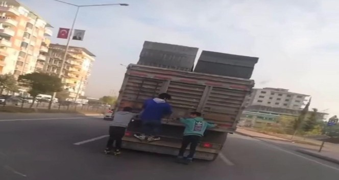 Patenli gençlerin kamyon arkasında tehlikeli yolculuğu