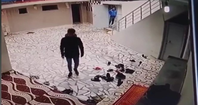 Batman’da camideki ayakkabı hırsızlığı kamerada