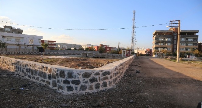 Cizre Belediyesi Sur Mahallesi Şahin Tepe’de yeni bir park inşa ediyor