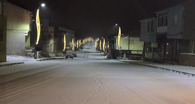 Bingöl Karlıova’da kar yağışı, ilçeyi beyaza bürüdü