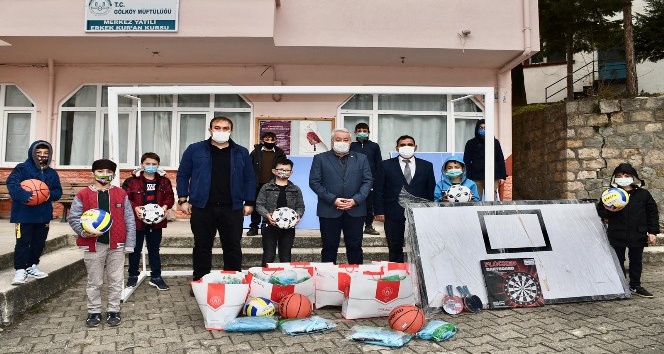 Kur’an-ı Kerim kurslarındaki gençlere malzeme desteği