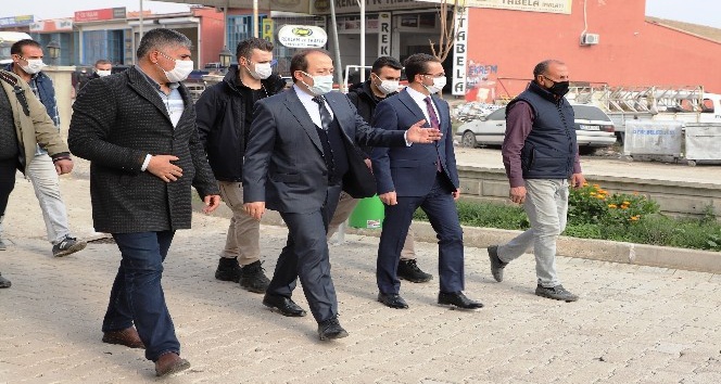 Vali Pehlivan, Cizre’de esnafla bir araya gelip Kırımızı Medresede incelemelerde bulundu