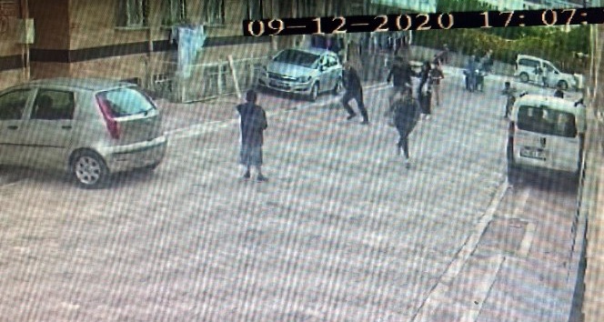 Mahallede top oynayan çocuklara sinirlenen adam dehşet saçtı