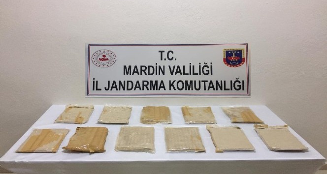 Araçtan atıp dönüp geri aldıkları paketten 6 kilogram eroin çıktı
