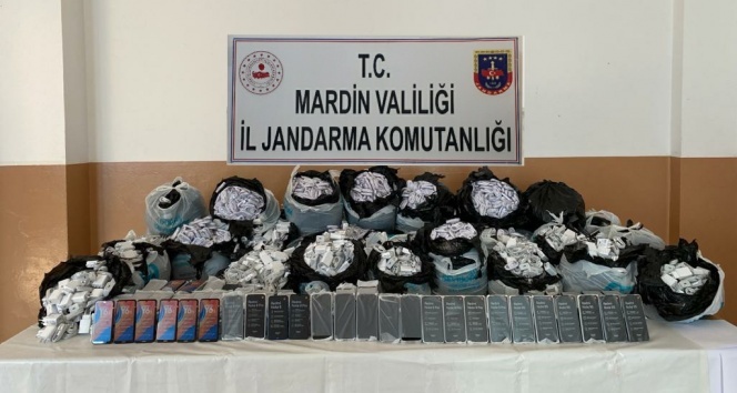 Mardin’de gübrelerin altına gizlenmiş vaziyette 330 adet gümrük kaçağı cep telefonu ele geçirildi