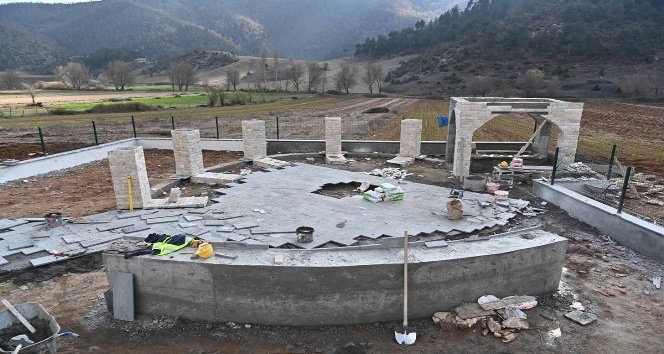 Karacaoğlan’a saz şeklinde anıt mezar