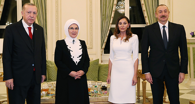 Cumhurbaşkanı Erdoğan ve eşi Emine Erdoğan Bakü’de resmi aile yemeğine katıldı