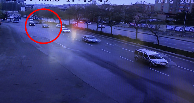 İstanbul’un göbeğinde feci zincirleme kaza kamerada