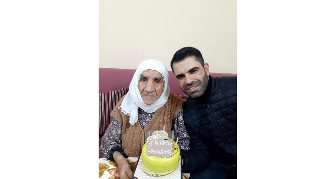 96 yaşında koronayı yenmesiyle doğum günü aynı güne denk geldi, pastayla kutladı