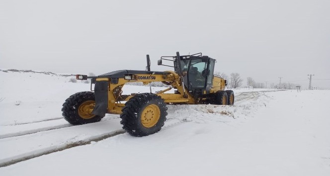Tunceli’de karla kaplı 9 köy yolunu açma çalışmaları sürüyor