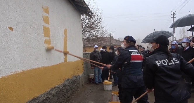 Kırıkkale’de “En Güzel Köy Benim Köyüm” projesi: Jandarma ve polis ev boyadı
