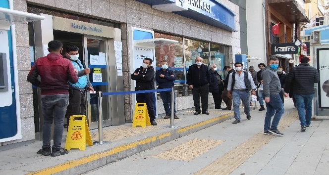 Burdur’da sokağa çıkma yasağına saatler kala banka önlerinde kuyruklar oluştu