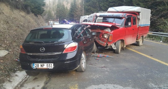 Giresun’da kamyonet ile otomobil çarpıştı: 1 ölü, 2 yaralı