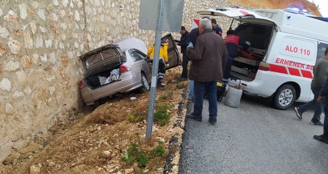 Karaman’da kontrolden çıkan otomobil istinat duvarına çarptı: 5 yaralı