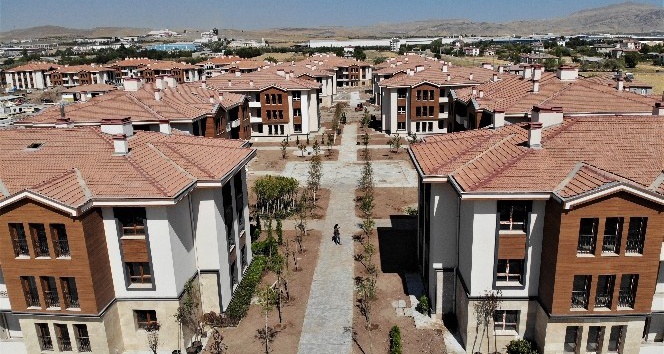 Elazığ’da 250 depremzede daha çekilen kura ile yeni konutlarına kavuştu