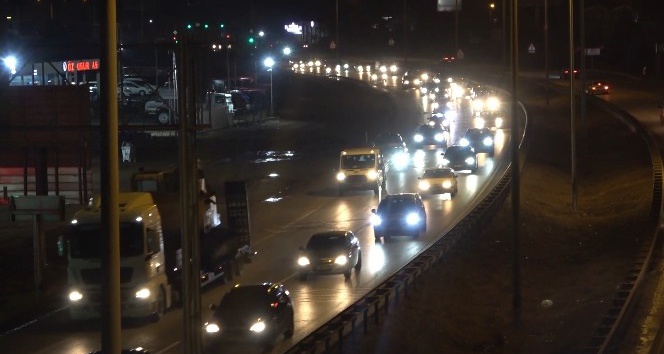 Kısıtlama öncesi kilit kavşakta trafik yoğunluğu: Vatandaşlar yollara akın etti