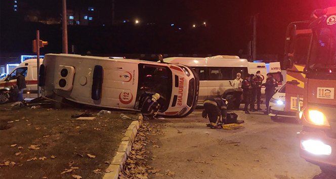 Denizli&#039;de ambulans personel servisiyle çarpışıp devrildi: 14 yaralı
